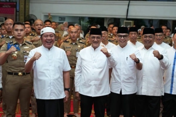 Herman Deru Tekankan Peran Strategis Alumni IPDN dalam Penguatan Birokrasi Sumsel 2 Gubernur Provinsi Sumatra Selatan, Herman Deru, foto bersama alumni dan Praja IPD pada kegiatan silaturahmi dan buka puasa bersama Dewan Pengurus Provinsi (DPP) Ikatan Keluarga Alumni Pendidikan Tinggi Kepamongprajaan (IKAPTK) Sumsel di Palembang, pada hari Minggu, tanggal 15 Maret 2026. (BEKISARMEDIA.ID/REFNI)