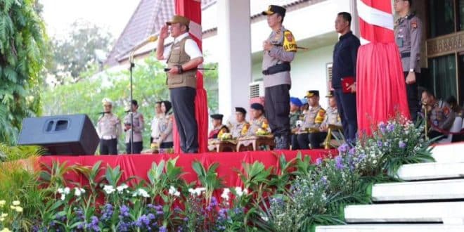 Gubernur Provinsi Sumatra Selatna, Herman Deru, memimpin Apel Gelar Pasukan Operasi Ketupat Musi tahun 2026 yang digelar di halaman Griya Agung, hari Kamis, 12 Maret 2026. (BEKISARMEDIA.ID/HAIRUDIN)