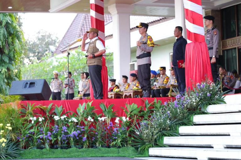 Gubernur Provinsi Sumatra Selatna, Herman Deru, memimpin Apel Gelar Pasukan Operasi Ketupat Musi tahun 2026 yang digelar di halaman Griya Agung, hari Kamis, 12 Maret 2026. (BEKISARMEDIA.ID/HAIRUDIN) Gubernur Provinsi Sumatra Selatna, Herman Deru, memimpin Apel Gelar Pasukan Operasi Ketupat Musi tahun 2026 yang digelar di halaman Griya Agung, hari Kamis, 12 Maret 2026. (BEKISARMEDIA.ID/HAIRUDIN)