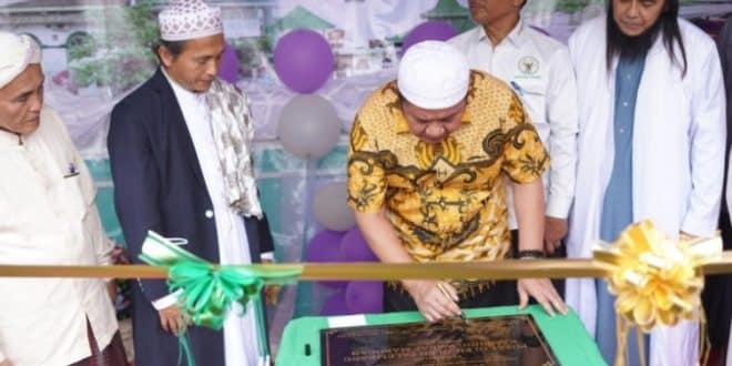 Gubernur Provinsi Sumatra Selatan (Sumsel), Herman Deru, melakukan soft launching pusat oleh-oleh khas Palembang di kawasan Wisata Religi dan Kampung Wakaf Marogan, yang berlokasi di Masjid Kiai Marogan, Kota Palembang, hari Jum'at, tanggal 13 Maret 2026. (BEKISARMEDIA.ID/REFNI)