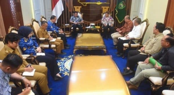 Gubernur Provinsi Sumatra Selatan (Sumsel), Herman Deru, menerima audiensi pengurus Himpunan Kerukunan Tani Indonesia (HKTI) Sumsel dalam rangka silaturahmi, di Ruang Tamu Gubernur, hari Selasa, tanggal 17 Maret 2026. (BEKISARMEDIA.ID/HAIRUDIN)