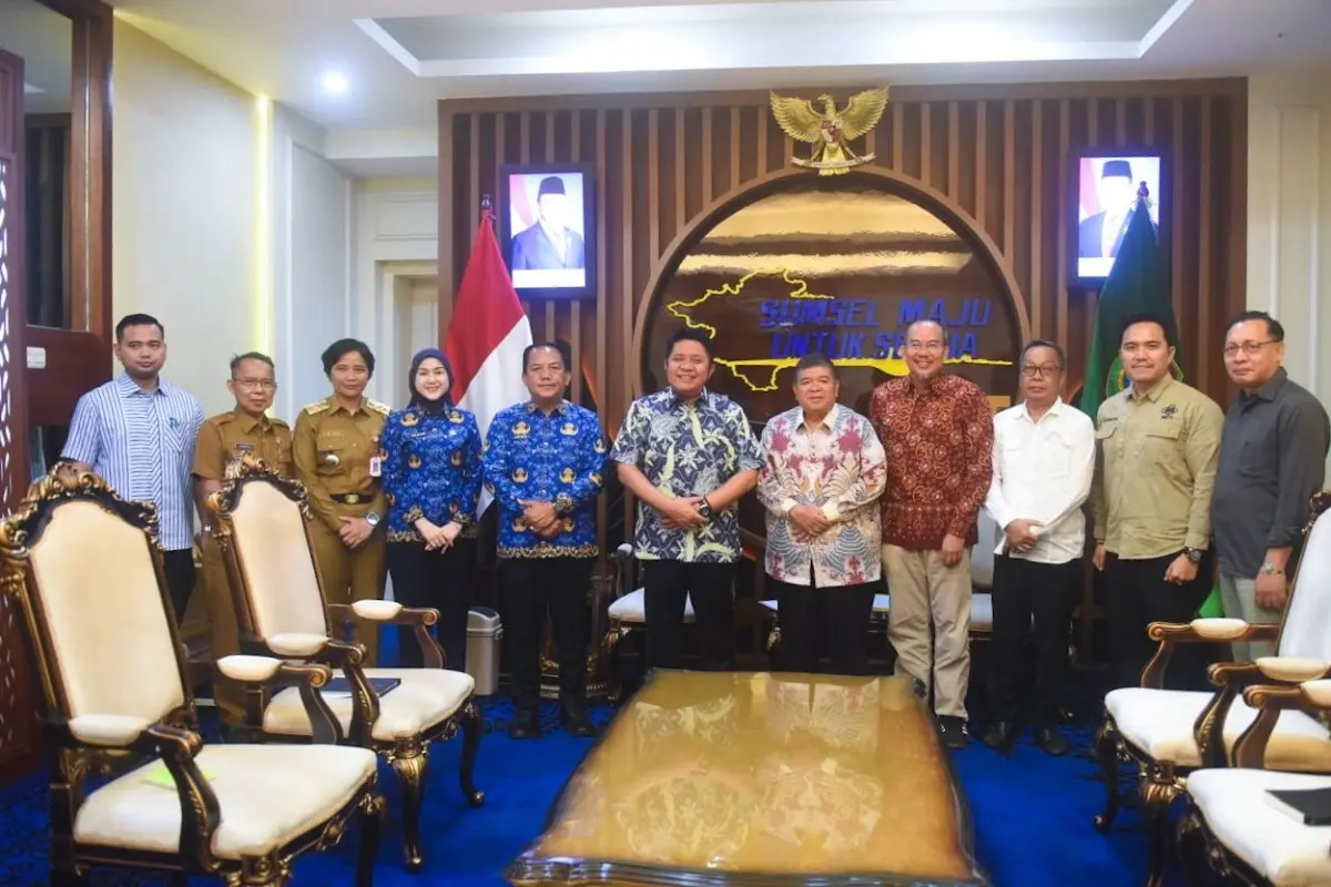 Herman Deru Dukung Pelantikan HKTI Sumsel, Siap Hadirkan Ribuan Massa 3 Gubernur Provinsi Sumatra Selatan (Sumsel), Herman Deru, menerima audiensi pengurus Himpunan Kerukunan Tani Indonesia (HKTI) Sumsel dalam rangka silaturahmi, di Ruang Tamu Gubernur, hari Selasa, tanggal 17 Maret 2026. (BEKISARMEDIA.ID/HAIRUDIN)