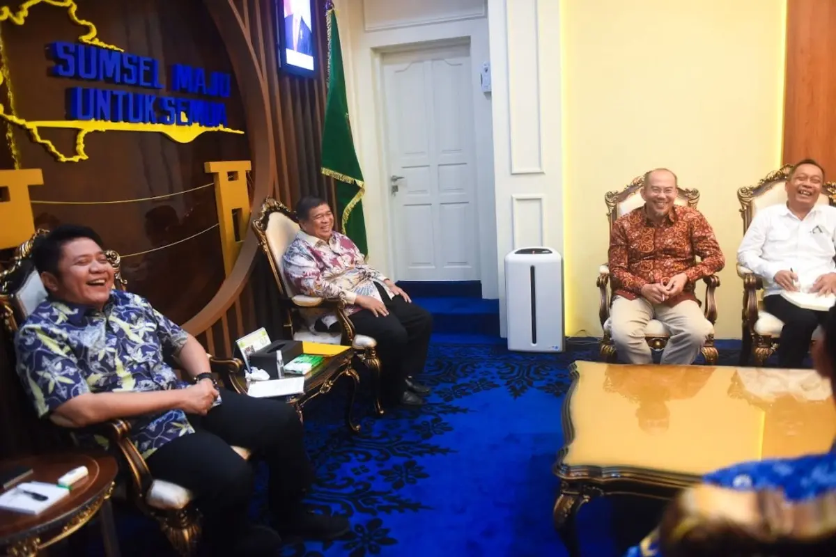 Herman Deru Dukung Pelantikan HKTI Sumsel, Siap Hadirkan Ribuan Massa 4 Gubernur Provinsi Sumatra Selatan (Sumsel), Herman Deru, menerima audiensi pengurus Himpunan Kerukunan Tani Indonesia (HKTI) Sumsel dalam rangka silaturahmi, di Ruang Tamu Gubernur, hari Selasa, tanggal 17 Maret 2026. (BEKISARMEDIA.ID/HAIRUDIN)