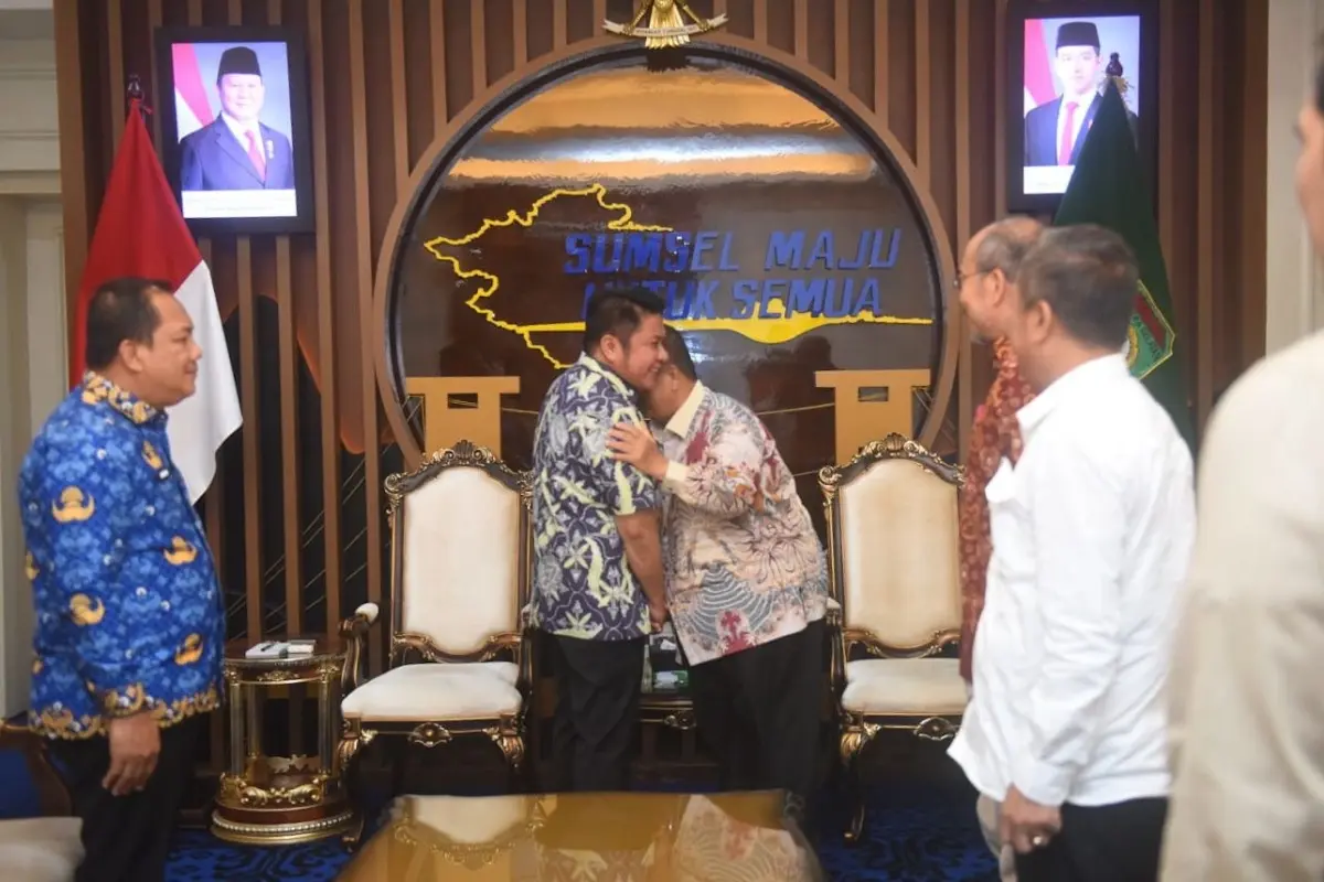 Herman Deru Dukung Pelantikan HKTI Sumsel, Siap Hadirkan Ribuan Massa 5 Gubernur Provinsi Sumatra Selatan (Sumsel), Herman Deru, menerima audiensi pengurus Himpunan Kerukunan Tani Indonesia (HKTI) Sumsel dalam rangka silaturahmi, di Ruang Tamu Gubernur, hari Selasa, tanggal 17 Maret 2026. (BEKISARMEDIA.ID/HAIRUDIN)
