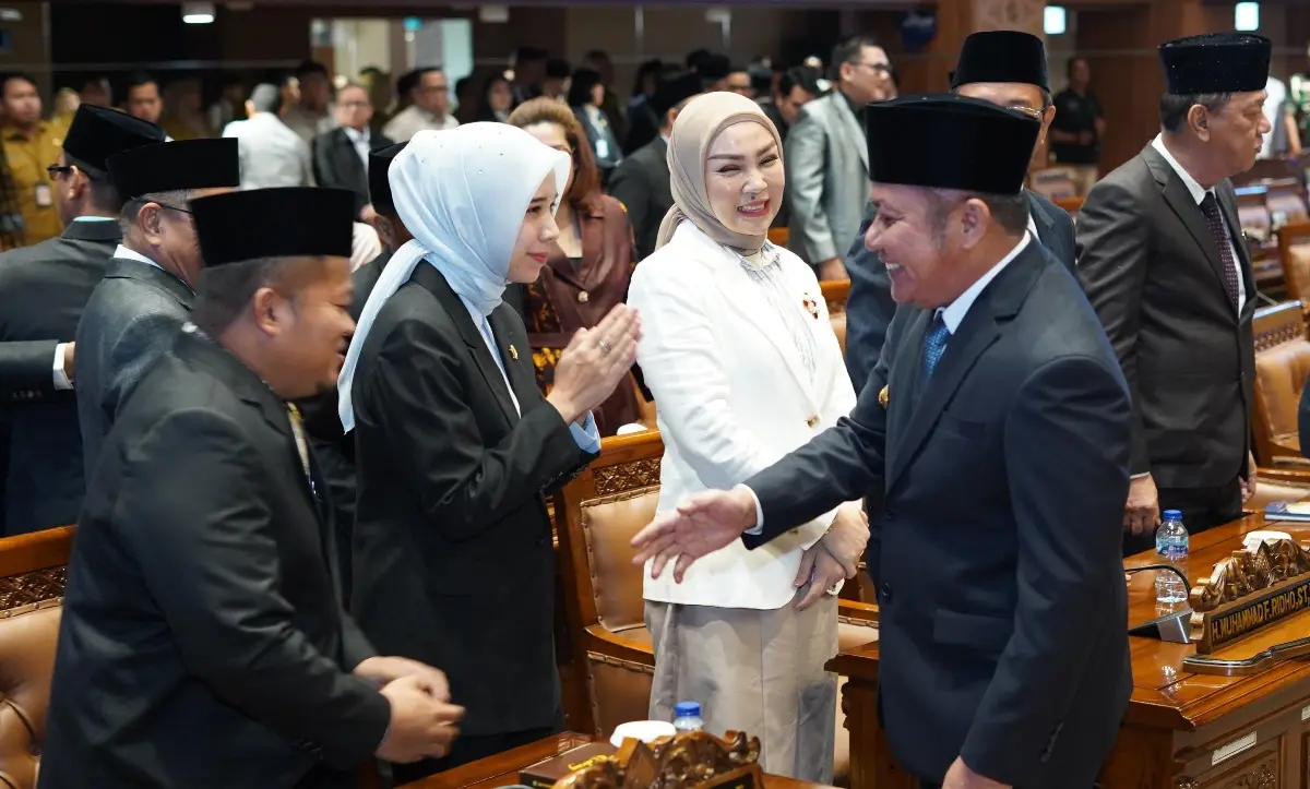 Gubernur Provinsi Sumatra Selatan, Herman Deru, menyapa Anggota DPRD Sumsel, saat menghadiri Rapat Paripurna ke 33 DPRD Sumsel, pada hari Senin, tanggal 30 Maret 2026, dengan agenda Laporan Keterangan Pertanggungjawaban (LKPJ) Tahun Anggaran 2025. (BEKISARMEDIA.ID/REFNI)