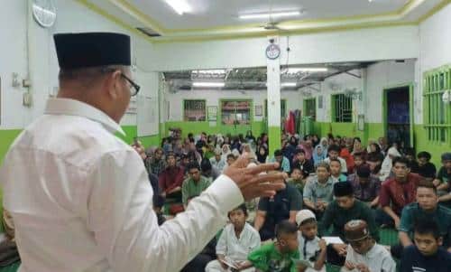 Anggota Dewan Perwakilan Rakyat Daerah (DPRD) Provinsi Sumatra Selatan (Sumsel), M. Toha, menggelar kegiatan sosial berupa santunan kepada anak yatim sekaligus buka puasa bersama, pada hari Selasa, tanggal 17 Maret 2026, di Kelurahan 24 Ilir, Kecamatan Bukit Kecil, Kota Palembang. (BEKISARMEDIA.ID/HAIRUDIN)