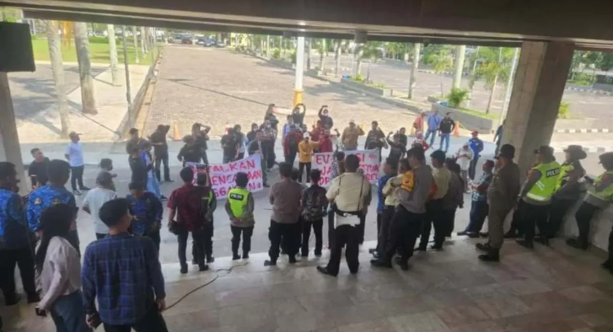 Puluhan mahasiswa dari Generasi Muda Institut (GMI) melakukan unjuk rasa di halaman DPRD Sumatra Selatan (Sumsel), pada hari Kamis, tanggal 12 Maret 2026. (BEKISARMEDIA.ID/HAIRUDIN)