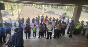 Puluhan mahasiswa dari Generasi Muda Institut (GMI) melakukan unjuk rasa di halaman DPRD Sumatra Selatan (Sumsel), pada hari Kamis, tanggal 12 Maret 2026. (BEKISARMEDIA.ID/HAIRUDIN)