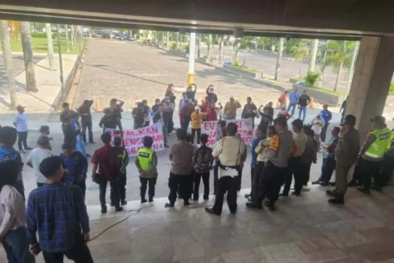 Puluhan mahasiswa dari Generasi Muda Institut (GMI) melakukan unjuk rasa di halaman DPRD Sumatra Selatan (Sumsel), pada hari Kamis, tanggal 12 Maret 2026. (BEKISARMEDIA.ID/HAIRUDIN) Puluhan mahasiswa dari Generasi Muda Institut (GMI) melakukan unjuk rasa di halaman DPRD Sumatra Selatan (Sumsel), pada hari Kamis, tanggal 12 Maret 2026. (BEKISARMEDIA.ID/HAIRUDIN)