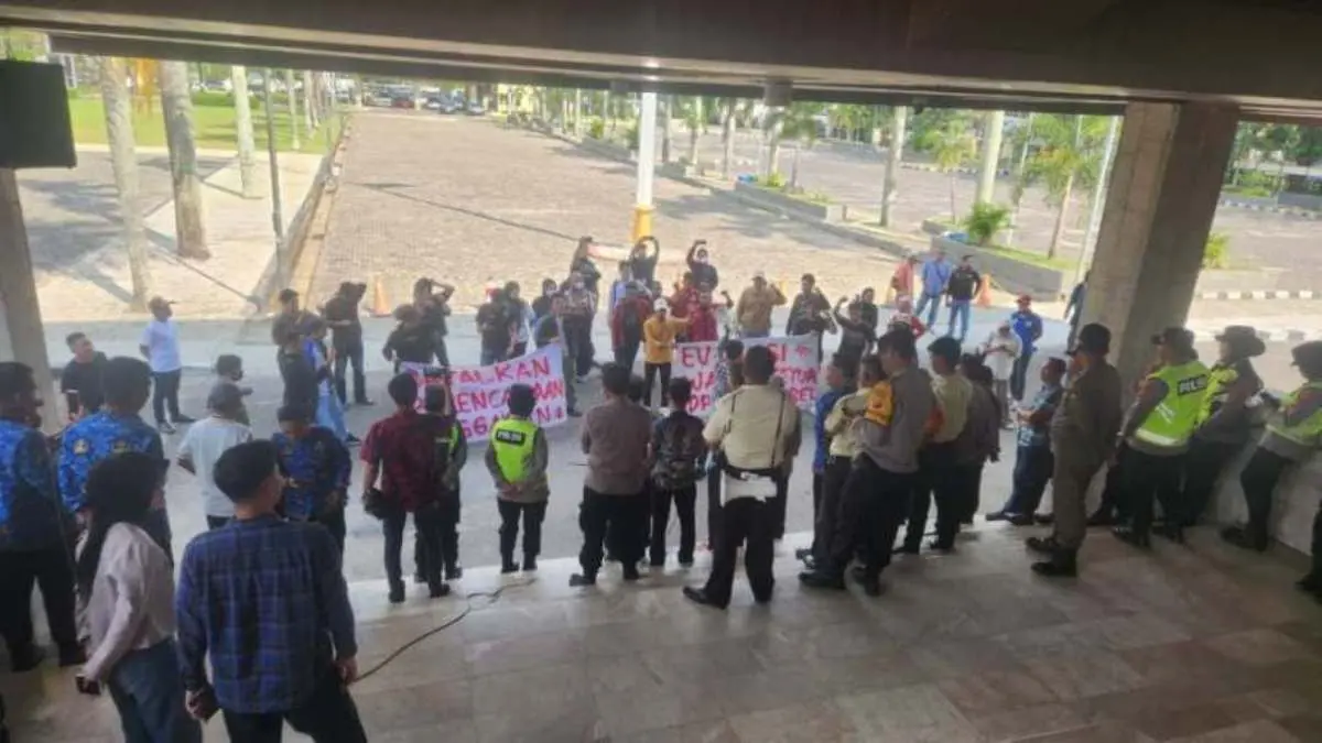Puluhan mahasiswa dari Generasi Muda Institut (GMI) melakukan unjuk rasa di halaman DPRD Sumatra Selatan (Sumsel), pada hari Kamis, tanggal 12 Maret 2026. (BEKISARMEDIA.ID/HAIRUDIN) Puluhan mahasiswa dari Generasi Muda Institut (GMI) melakukan unjuk rasa di halaman DPRD Sumatra Selatan (Sumsel), pada hari Kamis, tanggal 12 Maret 2026. (BEKISARMEDIA.ID/HAIRUDIN)