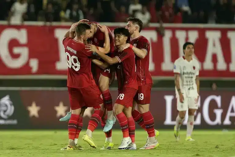 Persis Solo meraih kemenangan penting pada pekan ke-25 BRI Super League Musim 2025/2026, setelah mengalahkan Bali United FC dengan skor meyakinkan 3-0. (foto : ileague.id)