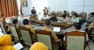 Wali Kota Palembang, Ratu Dewa, saat mendengarkan paparan program kerja RSUD Gandus yang digelar di Ruang Vidcon, Rumah Dinas Wali Kota, hari Selasa, 3 Maret 2026. (BEKISARMEDIA.ID/ANGGA)