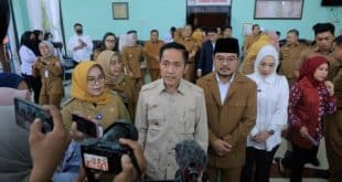 Wali Kota Palembang, Ratu Dewa, bersama Wakil Wali Kota, Prima Salam, memberikan penjelasan kepada wartawan terkait Program Makan Bergizi Gratis, hari Senin, 2 Maret 2026. (BEKISARMEDIA.ID/ANGGA)