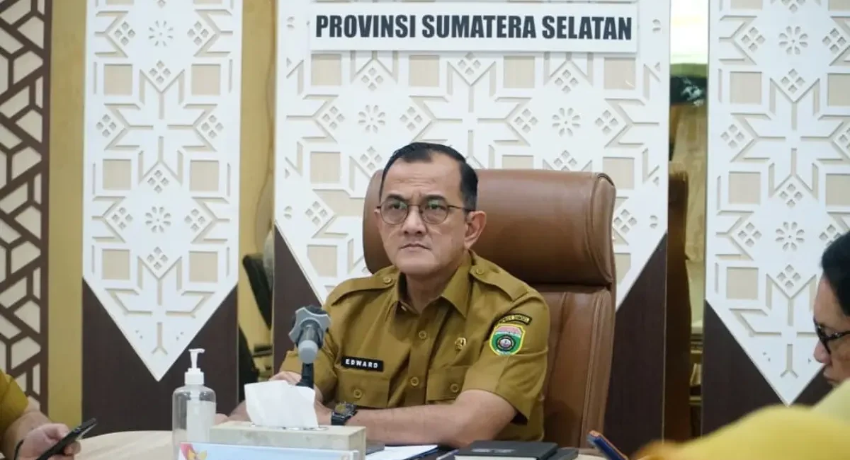 Sekretaris Daerah (Sekda) Sumsel, Edward Candra, mengikuti Rapat Koordinasi (Rakor) Pengendalian Inflasi Tahun 2026 secara daring dari Command Center Pemprov Sumsel, pada hari Senin, tanggal 16 Maret 2026. (BEKISARMEDIA.ID/REFNI)