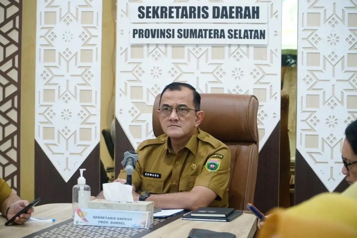 Sekretaris Daerah (Sekda) Sumsel, Edward Candra, mengikuti Rapat Koordinasi (Rakor) Pengendalian Inflasi Tahun 2026 secara daring dari Command Center Pemprov Sumsel, pada hari Senin, tanggal 16 Maret 2026. (BEKISARMEDIA.ID/REFNI)