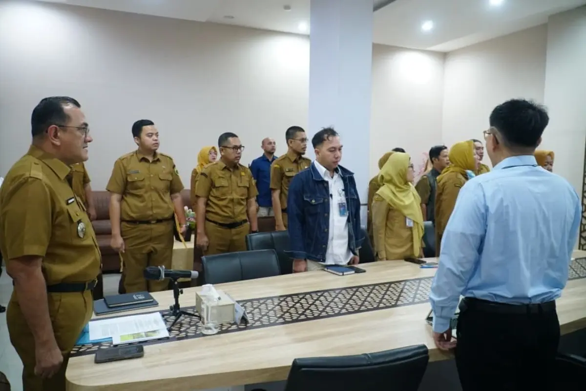 Sumsel Perkuat Langkah Kendalikan Inflasi, Fokus pada Stabilitas Harga Pangan 4 Sekretaris Daerah (Sekda) Sumsel, Edward Candra, mengikuti Rapat Koordinasi (Rakor) Pengendalian Inflasi Tahun 2026 secara daring dari Command Center Pemprov Sumsel, pada hari Senin, tanggal 16 Maret 2026. (BEKISARMEDIA.ID/REFNI)