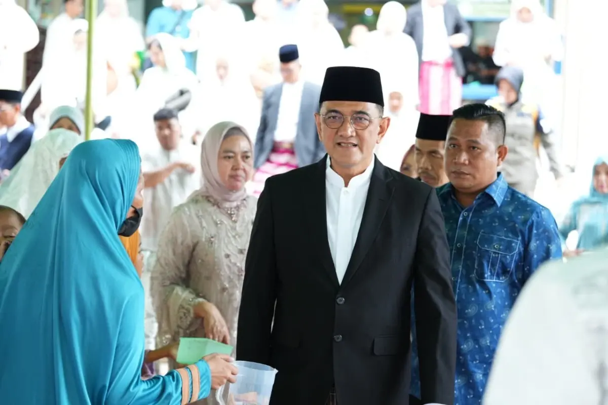 Sekda Sumsel Edward Candra memberikan sambutan saat Sholat Idul Fitri di Masjid Raya Taqwa.