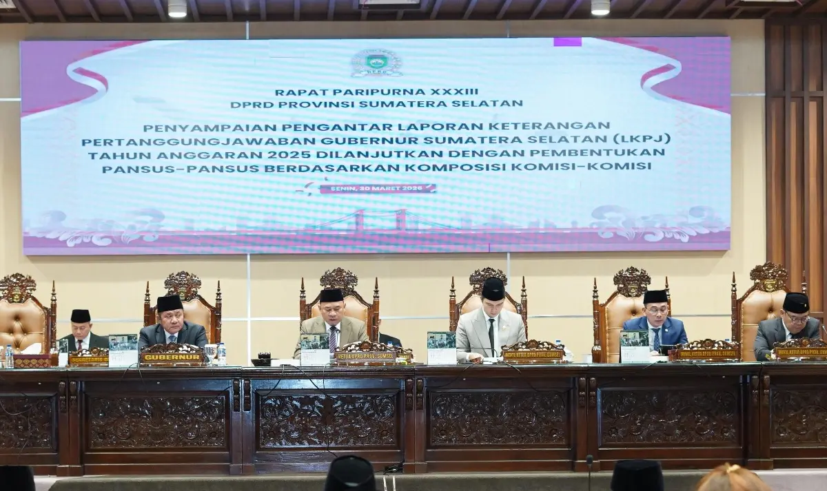 Gubernur Provinsi Sumatra Selatan, Herman Deru, menghadiri Rapat Paripurna ke 33 DPRD Sumsel, pada hari Senin, tanggal 30 Maret 2026, dengan agenda Laporan Keterangan Pertanggungjawaban (LKPJ) Tahun Anggaran 2025. (BEKISARMEDIA.ID/REFNI)