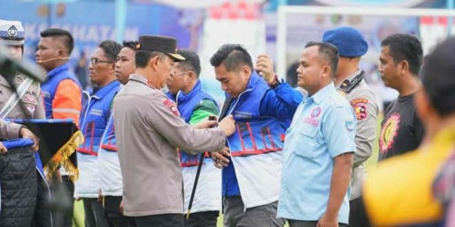 Kepala Kepolisian Negara Republik Indonesia (Kapolri), Jenderal Polisi Listyo Sigit Prabowo, memimpin langsung Apel Ojek Online (Ojol) dan Buruh Kamtibmas yang digelar di Stadion Bumi Sriwijaya, Palembang, Minggu, 8 Maret 2026. (BEKISARMEDIA.ID/HAIRUDIN)