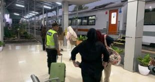 Personel Polres Ogan Komering Ulu (OKU) membantu dua pemudik yang tertinggal kereta api di Stasiun Kereta Api Baturaja, Sumatra Selatan. (BEKISARMEDIA.ID/HAIRUDIN)