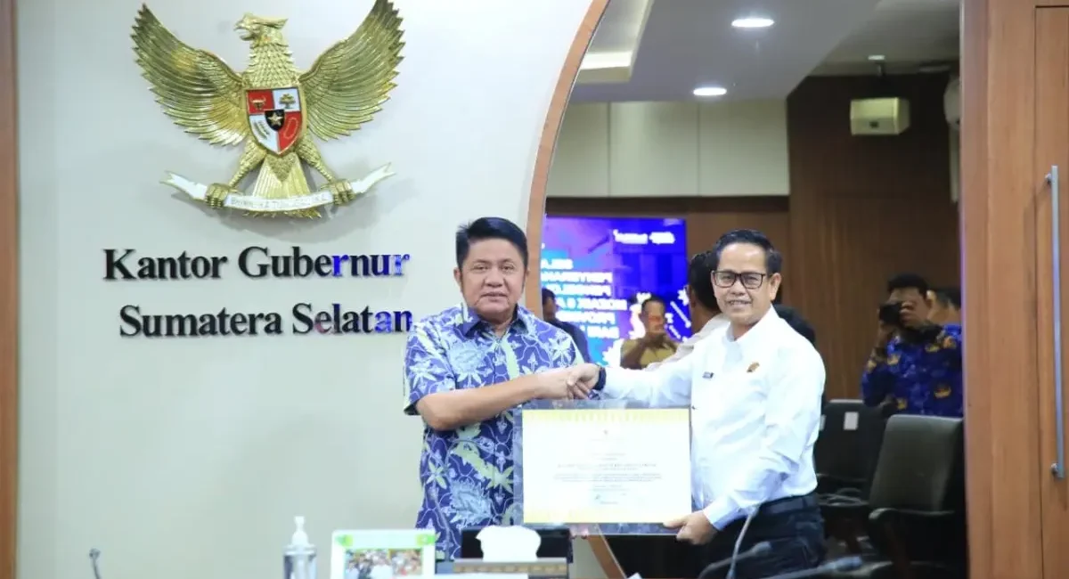 Gubernur Sumsel, Herman Deru, menerima sertifikat Hak Pengelolaan (HPL) untuk dua kawasan strategis yang selama ini menjadi bagian dari rencana pengembangan pelabuhan baru di kawasan Tanjung Carat dari Kementerian ATR/BPN. (BEKISARMEDIA.ID/REFNI)