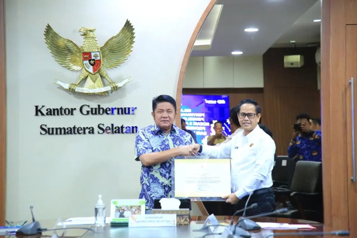 Gubernur Sumsel, Herman Deru, menerima sertifikat Hak Pengelolaan (HPL) untuk dua kawasan strategis yang selama ini menjadi bagian dari rencana pengembangan pelabuhan baru di kawasan Tanjung Carat dari Kementerian ATR/BPN. (BEKISARMEDIA.ID/REFNI)