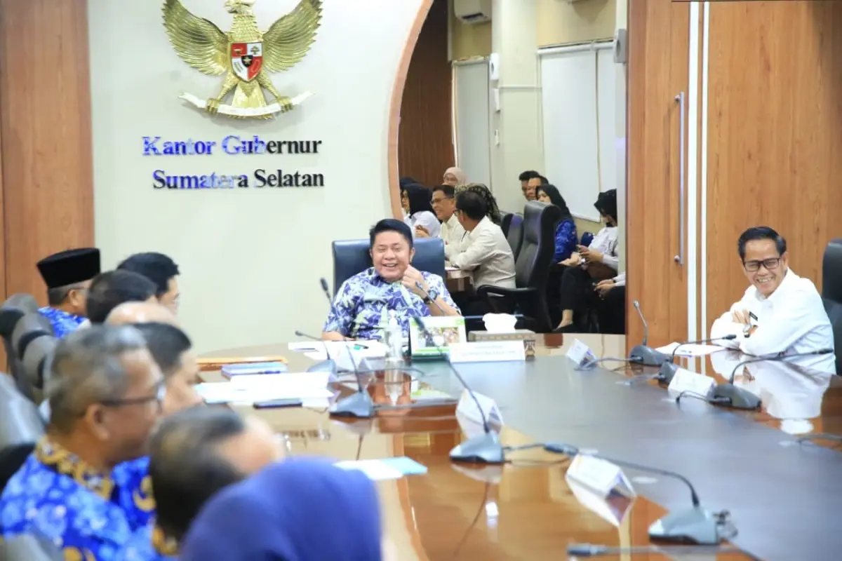 Gubernur Sumsel, Herman Deru, menerima sertifikat Hak Pengelolaan (HPL) untuk dua kawasan strategis yang selama ini menjadi bagian dari rencana pengembangan pelabuhan baru di kawasan Tanjung Carat dari Kementerian ATR/BPN. (BEKISARMEDIA.ID/REFNI)