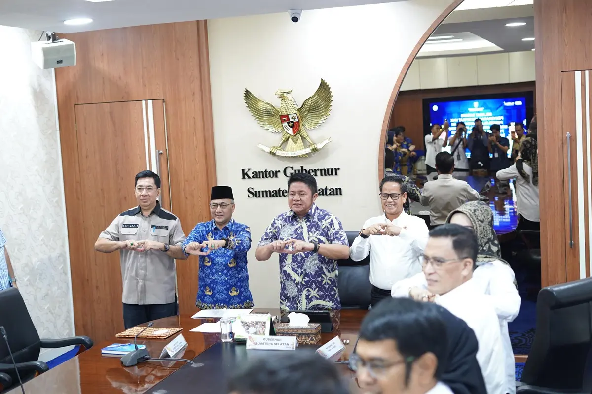 Gubernur Sumsel, Herman Deru, menerima sertifikat Hak Pengelolaan (HPL) untuk dua kawasan strategis yang selama ini menjadi bagian dari rencana pengembangan pelabuhan baru di kawasan Tanjung Carat dari Kementerian ATR/BPN. (BEKISARMEDIA.ID/REFNI)