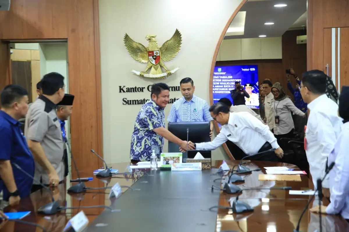 Gubernur Sumsel, Herman Deru, menerima sertifikat Hak Pengelolaan (HPL) untuk dua kawasan strategis yang selama ini menjadi bagian dari rencana pengembangan pelabuhan baru di kawasan Tanjung Carat dari Kementerian ATR/BPN. (BEKISARMEDIA.ID/REFNI)