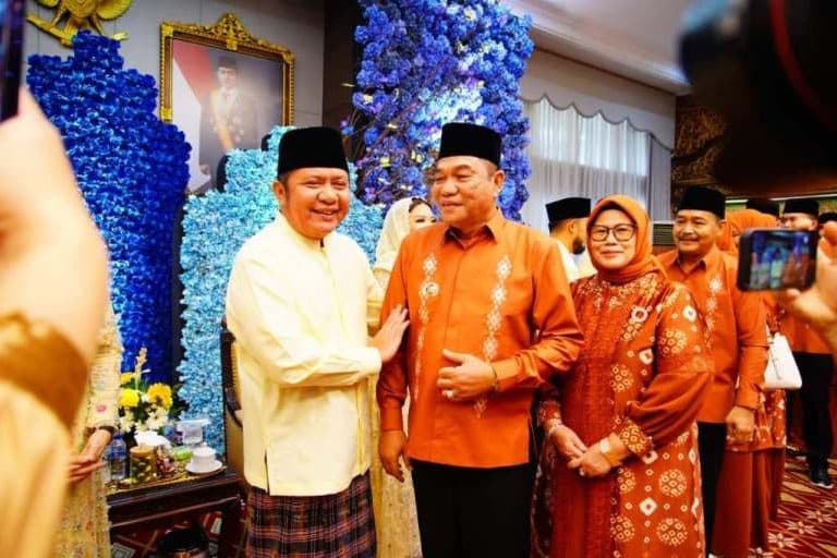 Bupati Kabupaten Muba, Toha Tohet, bertemu Gubernur Sumsel, Herman Deru, dalam kegiatan halal bi halal di Griya Agung, Palembang. (BEKISARMEDIA.ID/EEN)