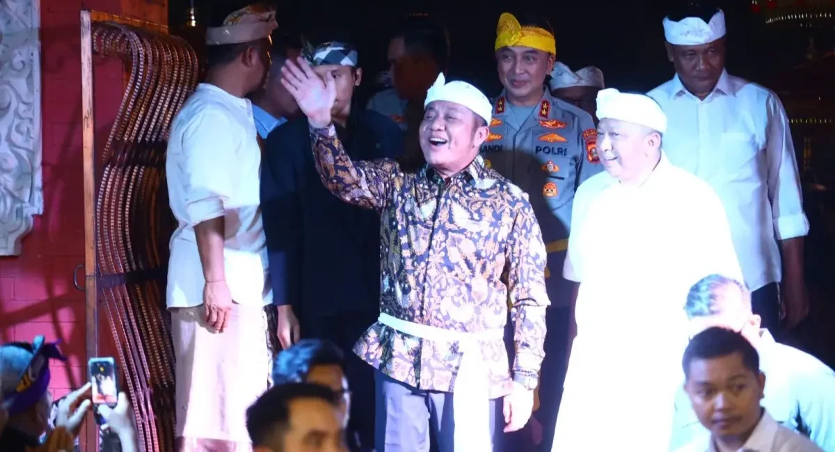 Gubernur Provinsi Sumatra Selatan (Sumsel), Herman Deru, menghadiri Dharma Santi dalam rangka Hari Suci Nyepi Tahun Baru Saka 1948 di Pura Sriwijaya, hari Kamis, tanggal 2 April 2026. (BEKISARMEDIA.ID/HAIRUDIN)