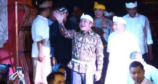 Gubernur Provinsi Sumatra Selatan (Sumsel), Herman Deru, menghadiri Dharma Santi dalam rangka Hari Suci Nyepi Tahun Baru Saka 1948 di Pura Sriwijaya, hari Kamis, tanggal 2 April 2026. (BEKISARMEDIA.ID/HAIRUDIN)