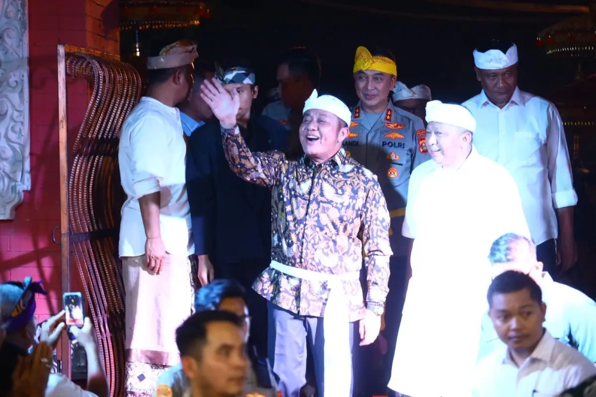 Gubernur Provinsi Sumatra Selatan (Sumsel), Herman Deru, menghadiri Dharma Santi dalam rangka Hari Suci Nyepi Tahun Baru Saka 1948 di Pura Sriwijaya, hari Kamis, tanggal 2 April 2026. (BEKISARMEDIA.ID/HAIRUDIN)