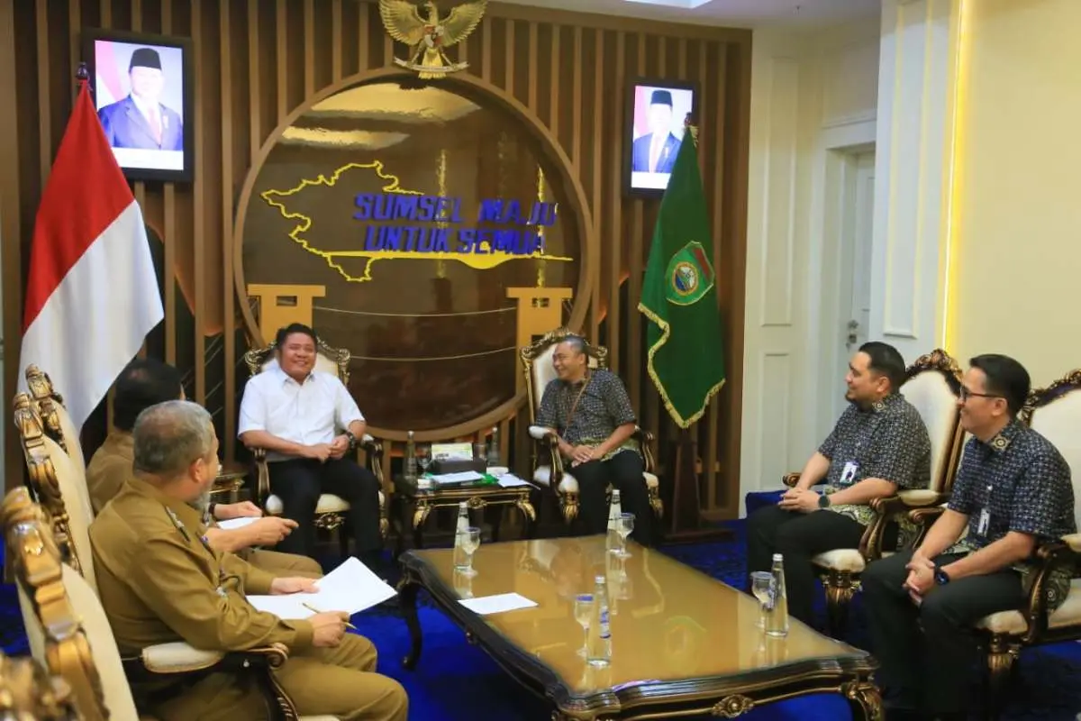 Gubernur Sumsel, Herman Deru menerima audiensi Deputi Direksi BPJS Kesehatan Kedeputian Wilayah III, Anurman Muda, beserta jajaran, di ruang tamu Gubernur Sumsel, hari Selasa, tanggal 31 Maret 2026. (BEKISARMEDIA.ID/HAIRUDIN)