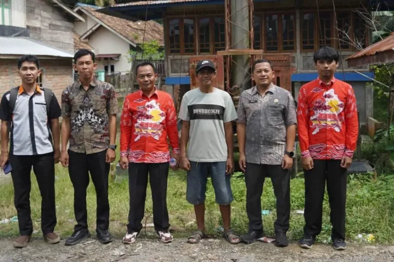 Pengoperasian BTS COMBAT Telkomsel di Desa Kuripan OKI untuk atasi blank spot.