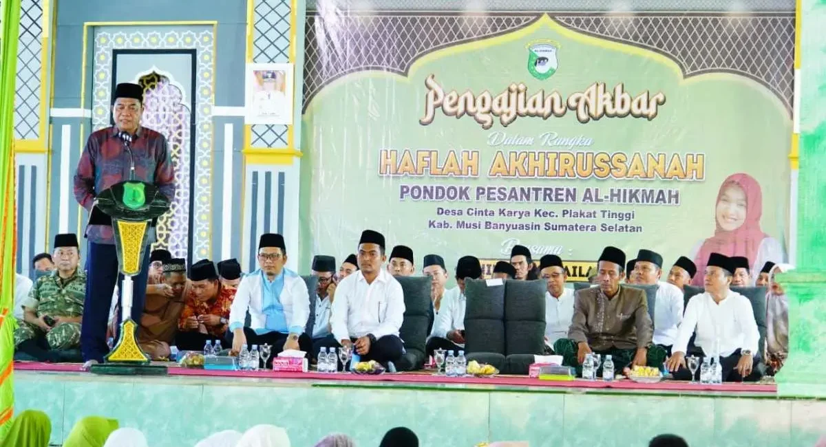 Bupati Kabupaten Muba, Toha Tohet, bersama Ning Umi Laila, di Ponpes Al-Hikmah Plakat Tinggi.