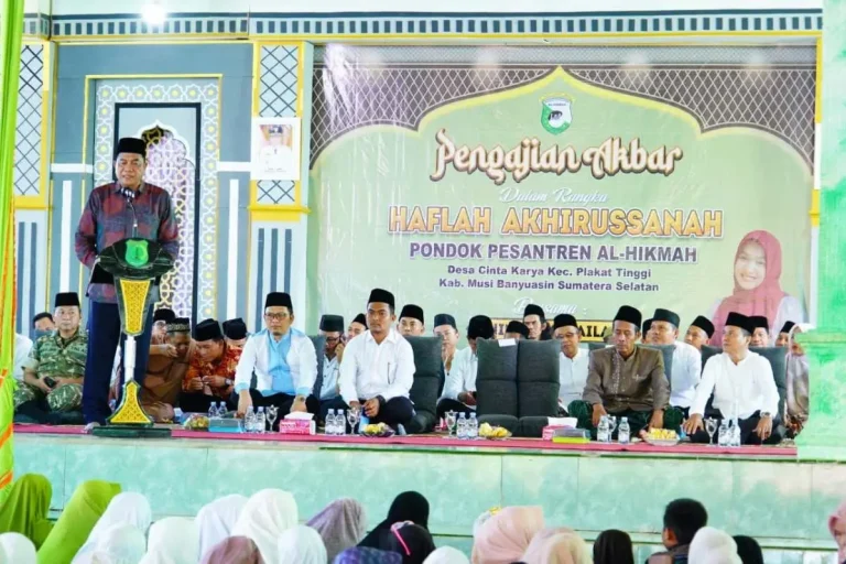 bupati-muba-toha-tohet-ponpes-al-hikmah-ning-umi-laila Bupati Kabupaten Muba, Toha Tohet, bersama Ning Umi Laila, di Ponpes Al-Hikmah Plakat Tinggi.