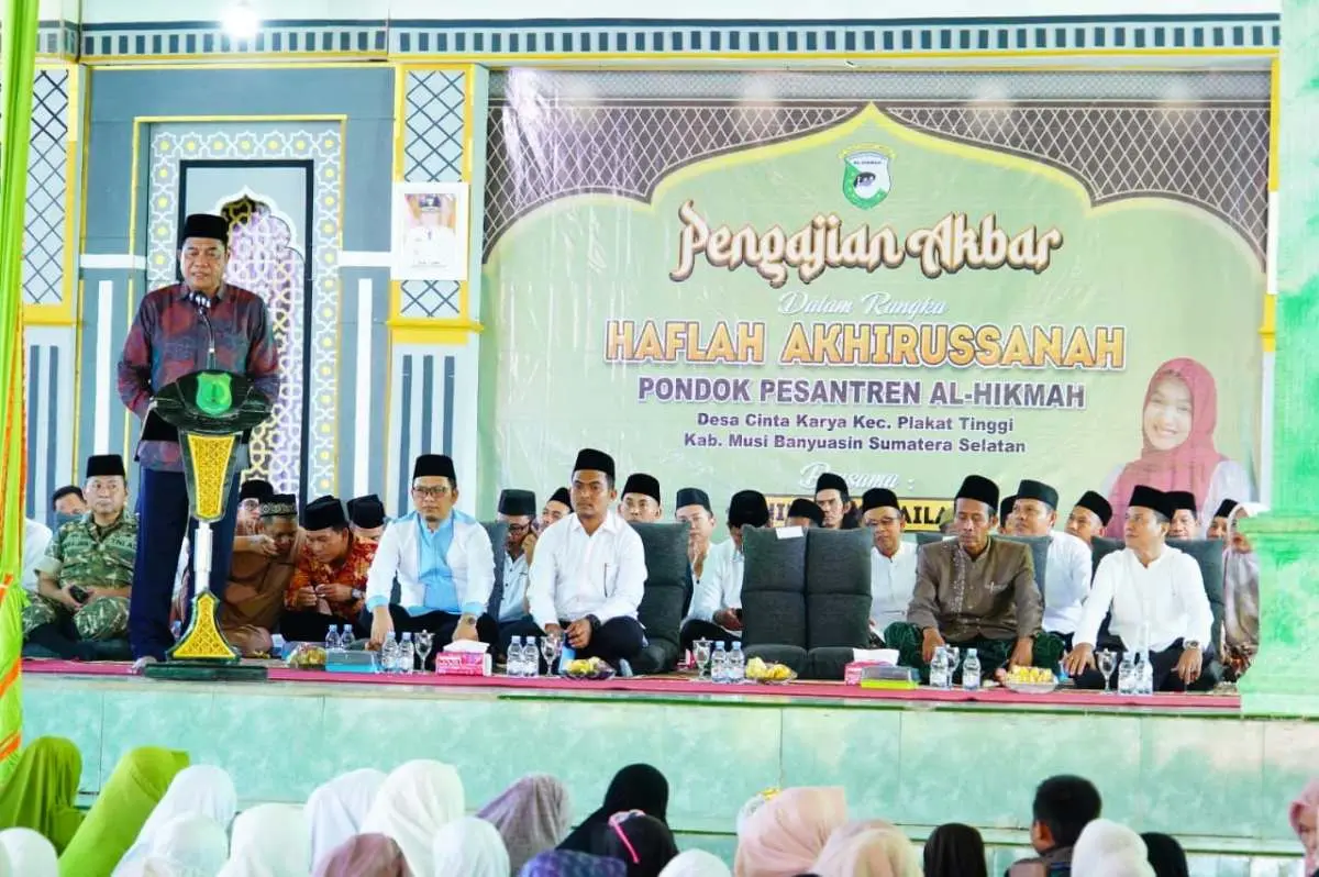 bupati-muba-toha-tohet-ponpes-al-hikmah-ning-umi-laila Bupati Kabupaten Muba, Toha Tohet, bersama Ning Umi Laila, di Ponpes Al-Hikmah Plakat Tinggi.