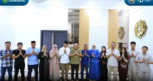 Wagub Sumsel, Cik Ujang, menyalami warga saat Halal Bihalal Idul fitri di Lahat.