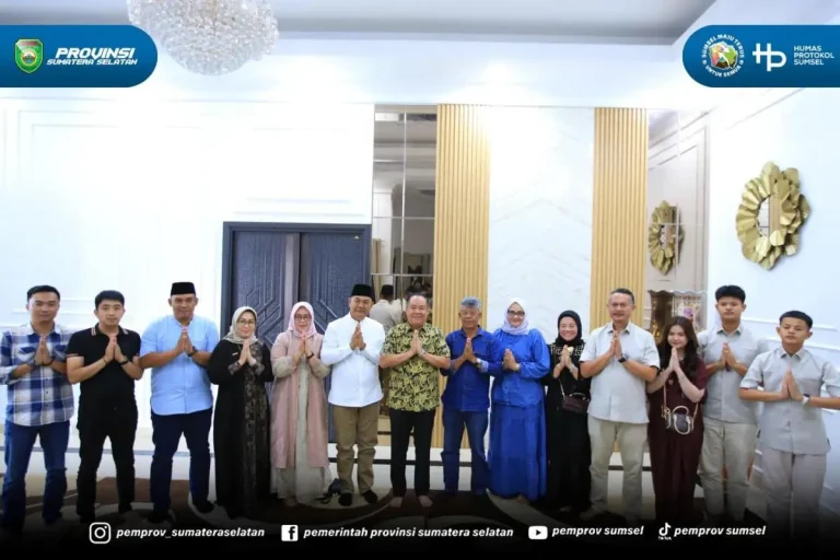 Wagub Sumsel, Cik Ujang, menyalami warga saat Halal Bihalal Idul fitri di Lahat.