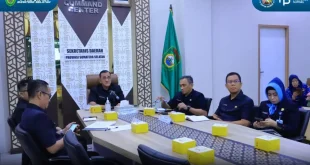 Sekretaris Daerah (Sekda) Sumsel, Edward Candra, mengikuti rapat daring bersama Kementerian Dalam Negeri (Kemendagri) Republik Indonesia, pada hari Kamis, 26 Maret 2026, terkait perpanjangan waktu penyampaian data dukung penilaian creative financing. (BEKISARMEDIA.ID/HAIRUDIN)
