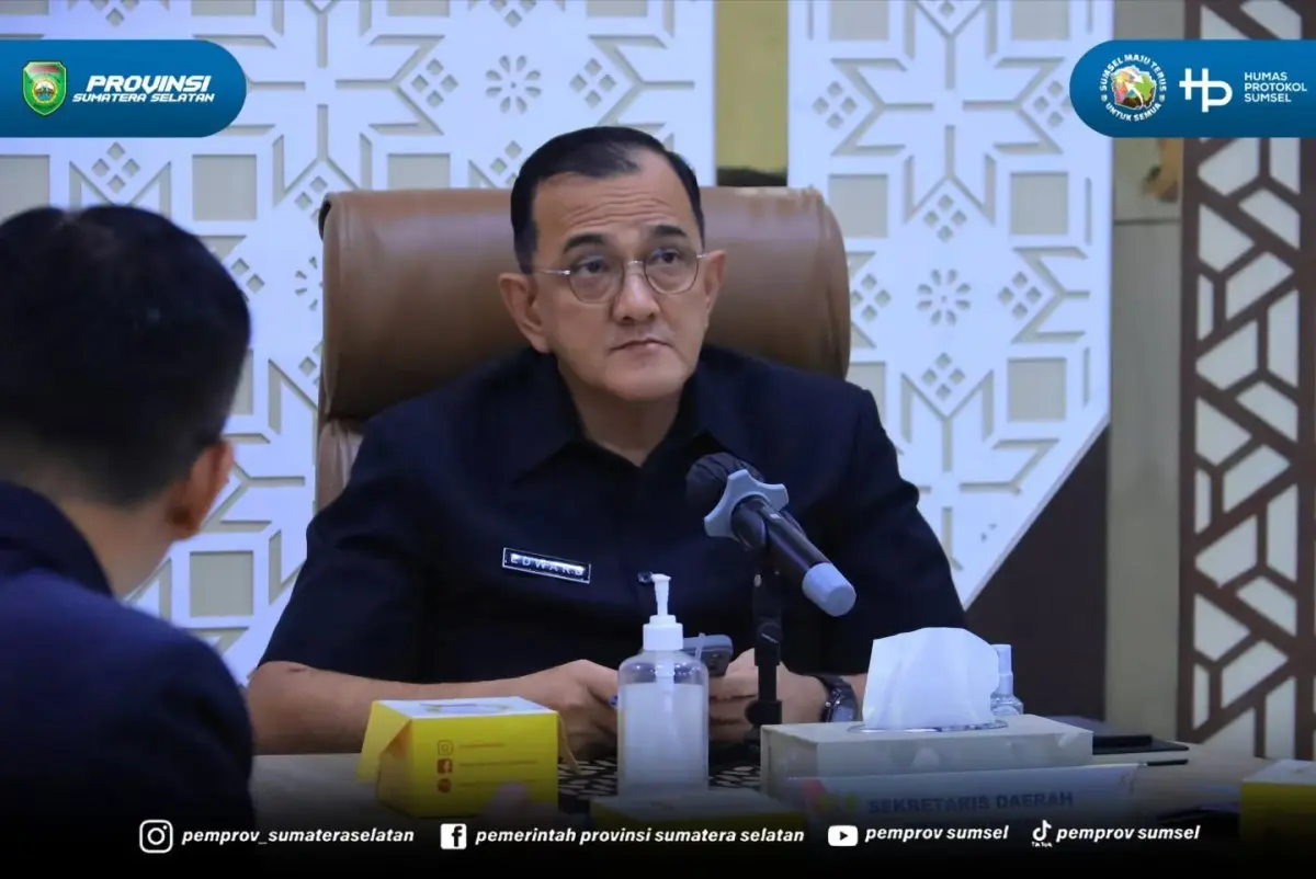 Sekretaris Daerah (Sekda) Sumsel, Edward Candra, mengikuti rapat daring bersama Kementerian Dalam Negeri (Kemendagri) Republik Indonesia, pada hari Kamis, 26 Maret 2026, terkait perpanjangan waktu penyampaian data dukung penilaian creative financing. (BEKISARMEDIA.ID/HAIRUDIN)