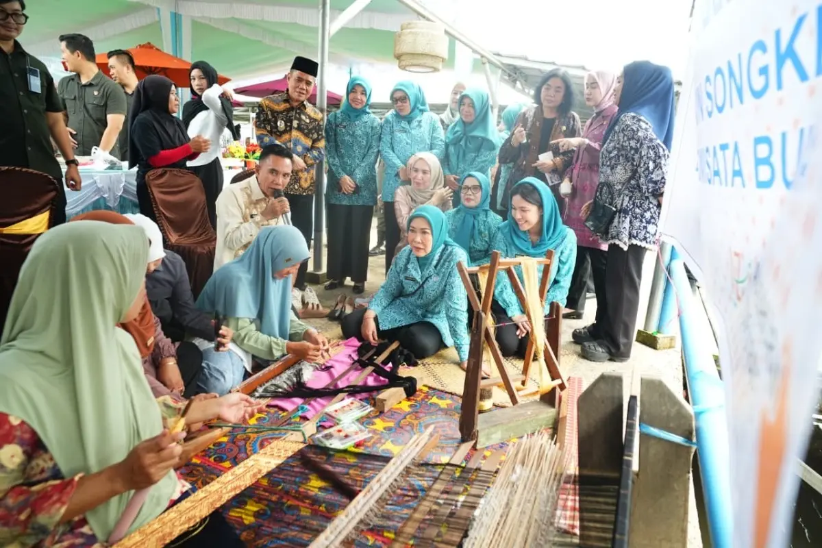 Hj. Febrita Lustia saat memberikan saran teknis cuban kepada pengrajin songket di Desa Burai, Kecamatan Tanjung Batu, Kabupaten Ogan Ilir. (BEKISARMEDIA.ID/HAIRUDIN)