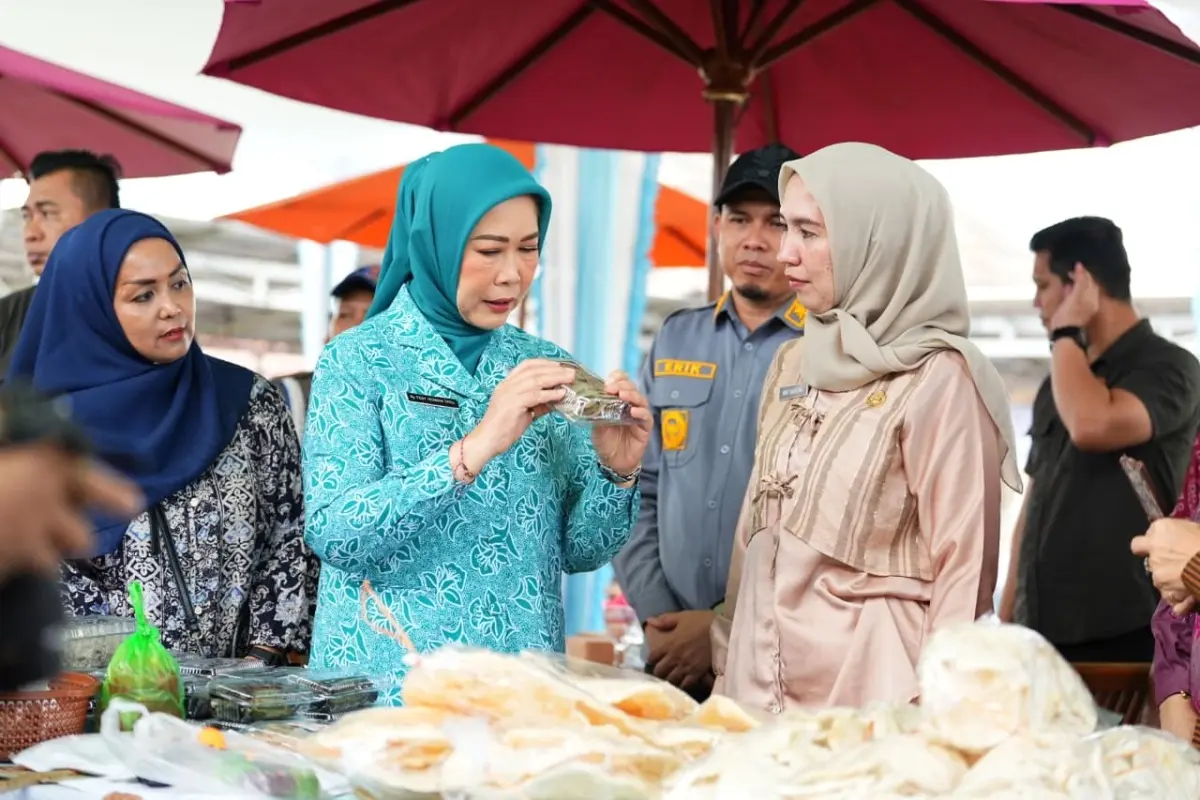 Hj. Febrita Lustia saat memberikan saran teknis cuban kepada pengrajin songket di Desa Burai, Kecamatan Tanjung Batu, Kabupaten Ogan Ilir. (BEKISARMEDIA.ID/HAIRUDIN)