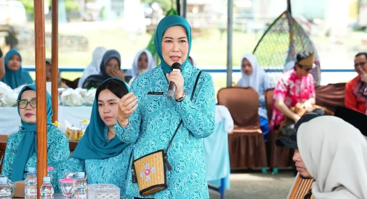 Hj. Febrita Lustia sedang meninjau pengrajin songket di Desa Wisata Burai Ogan Ilir.