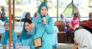 Hj. Febrita Lustia sedang meninjau pengrajin songket di Desa Wisata Burai Ogan Ilir.