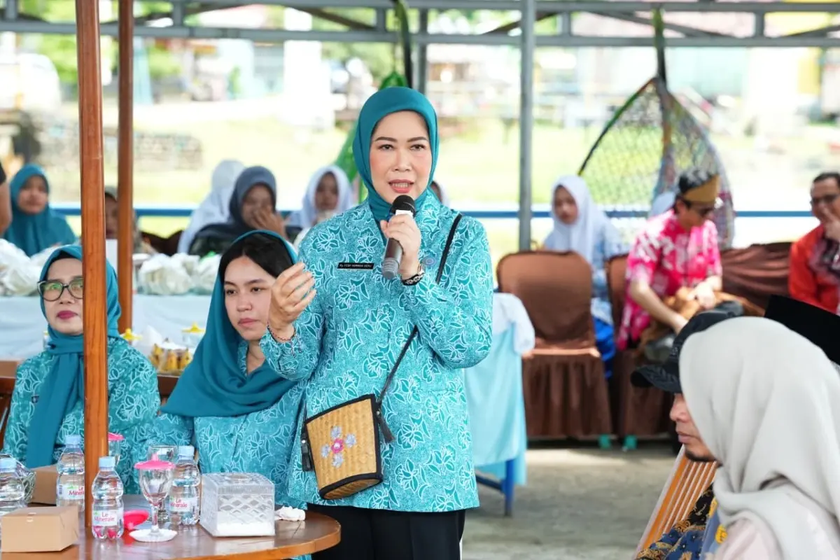 Kunjungan Hj. Febrita Lustia ke Ogan Ilir Hj. Febrita Lustia sedang meninjau pengrajin songket di Desa Wisata Burai Ogan Ilir.