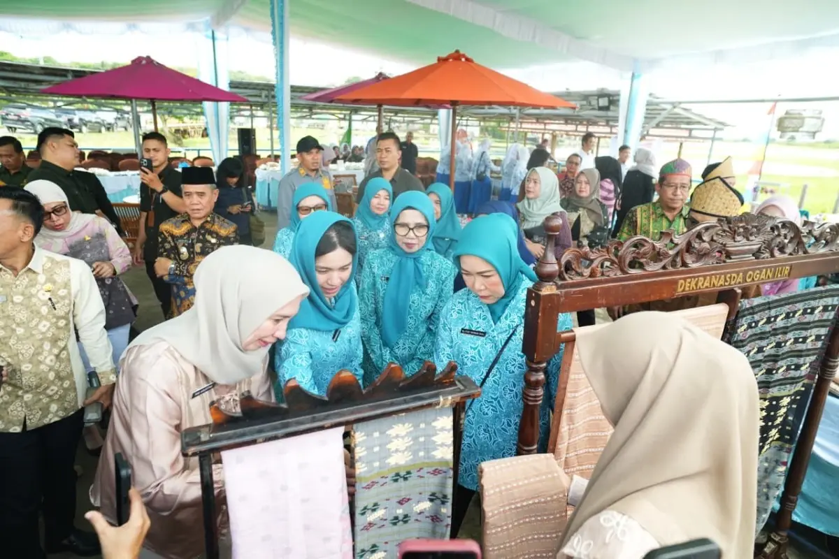 Hj. Febrita Lustia sedang meninjau pengrajin songket di Desa Wisata Burai Ogan Ilir.