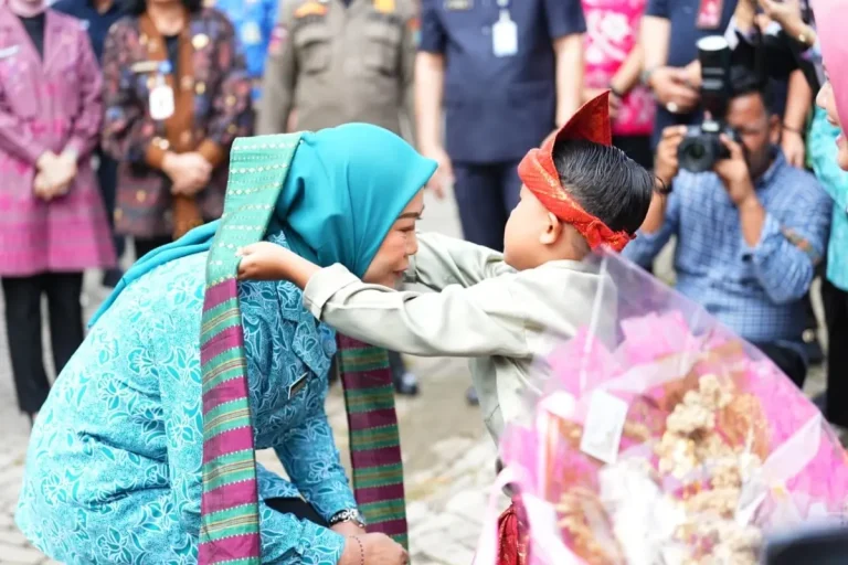 Hj. Feby Herman Deru memberikan arahan dalam rapat evaluasi PKK di Ogan Ilir.