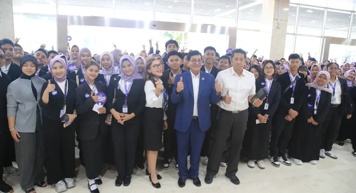 elegasi Festival Pelajar Unggulan ke-4 saat berfoto bersama di depan gedung DPD RI Senayan.